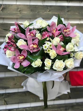Букет цветов из: Розы и Хризантемы в Беседино