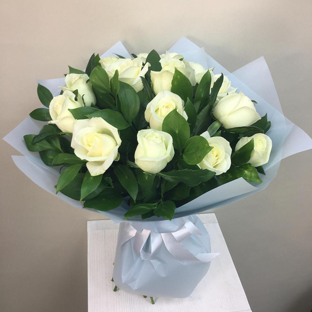 Букет 15 Белых роз Проуд в Беседино