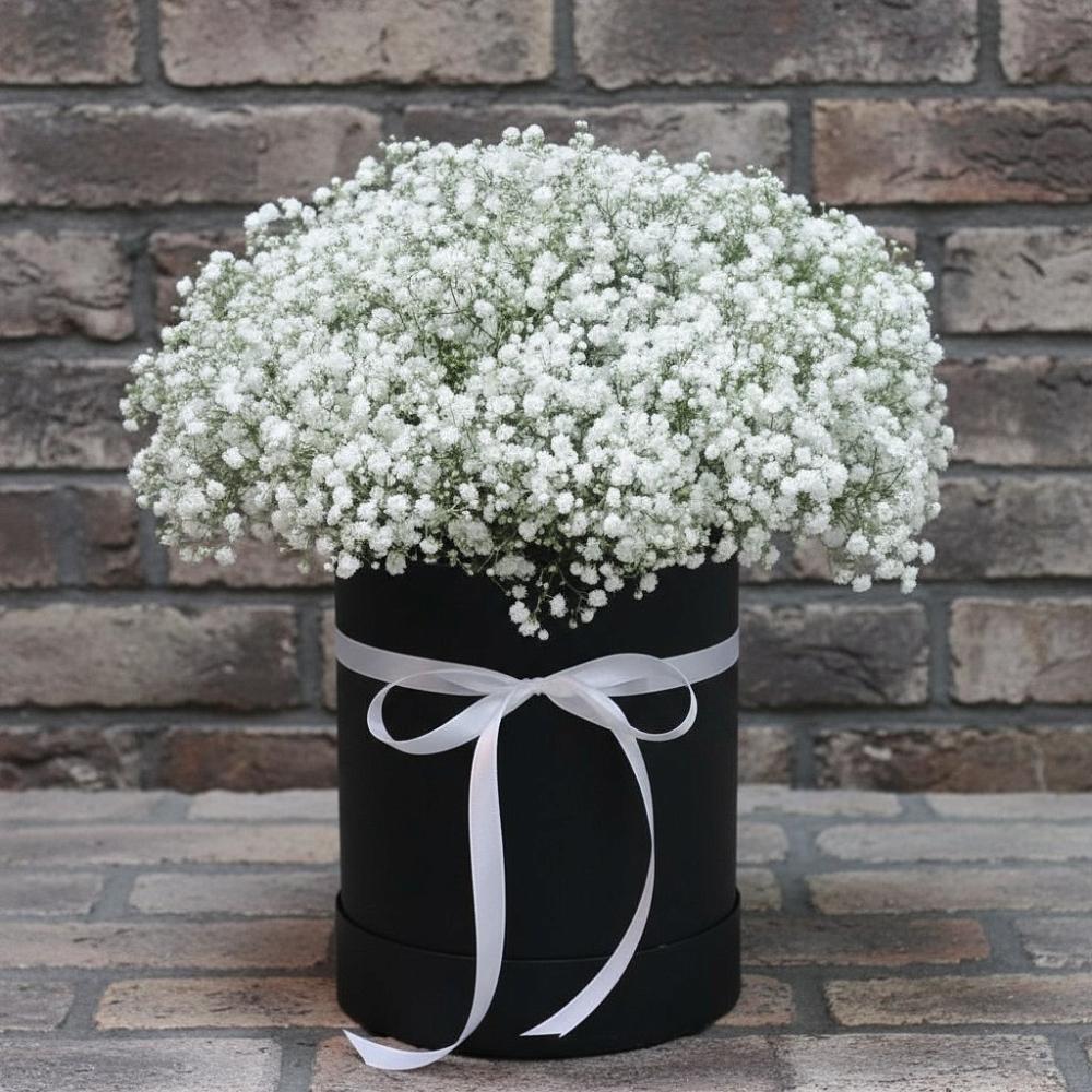 Цветочная композиция из Гипсофила в шляпной коробке в Беседино