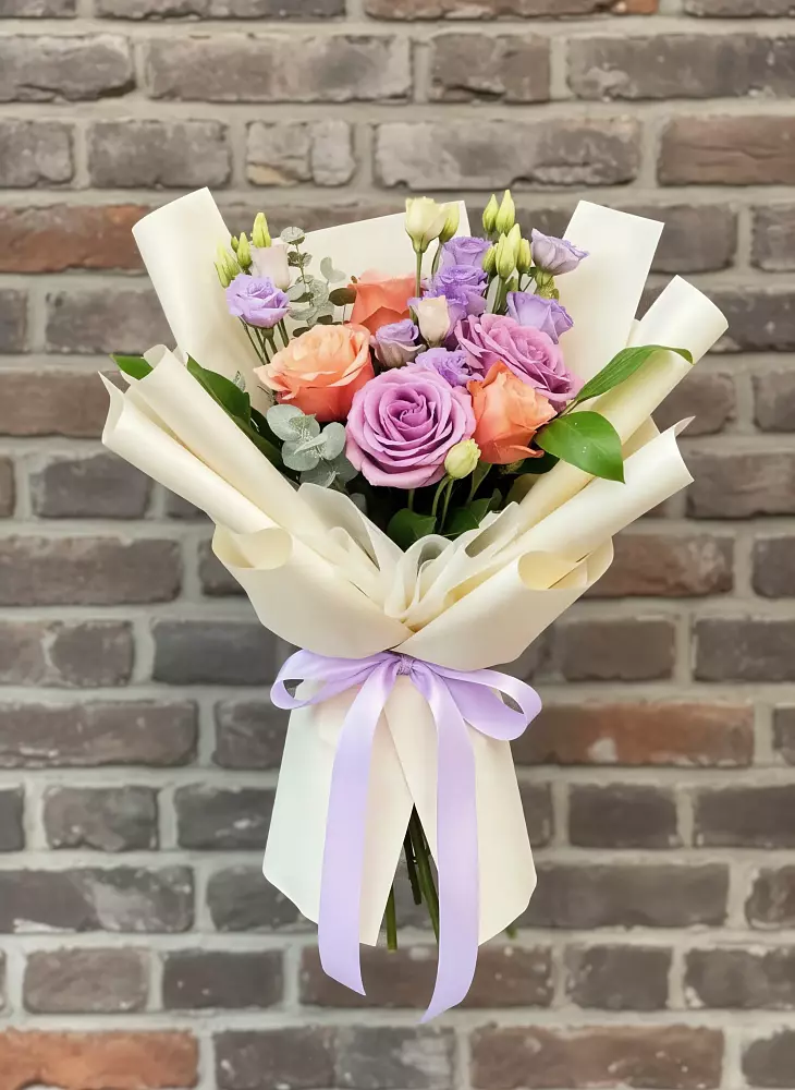 Букет цветов из: Лизиантусы и Розы в Беседино