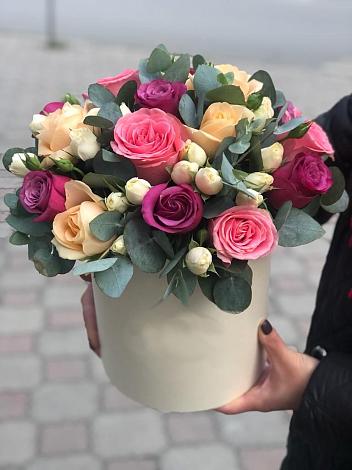 Цветочная композиция из Розы в шляпной коробке в Беседино
