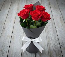 Букет 5 Красных роз Эдлесс Лав в Беседино