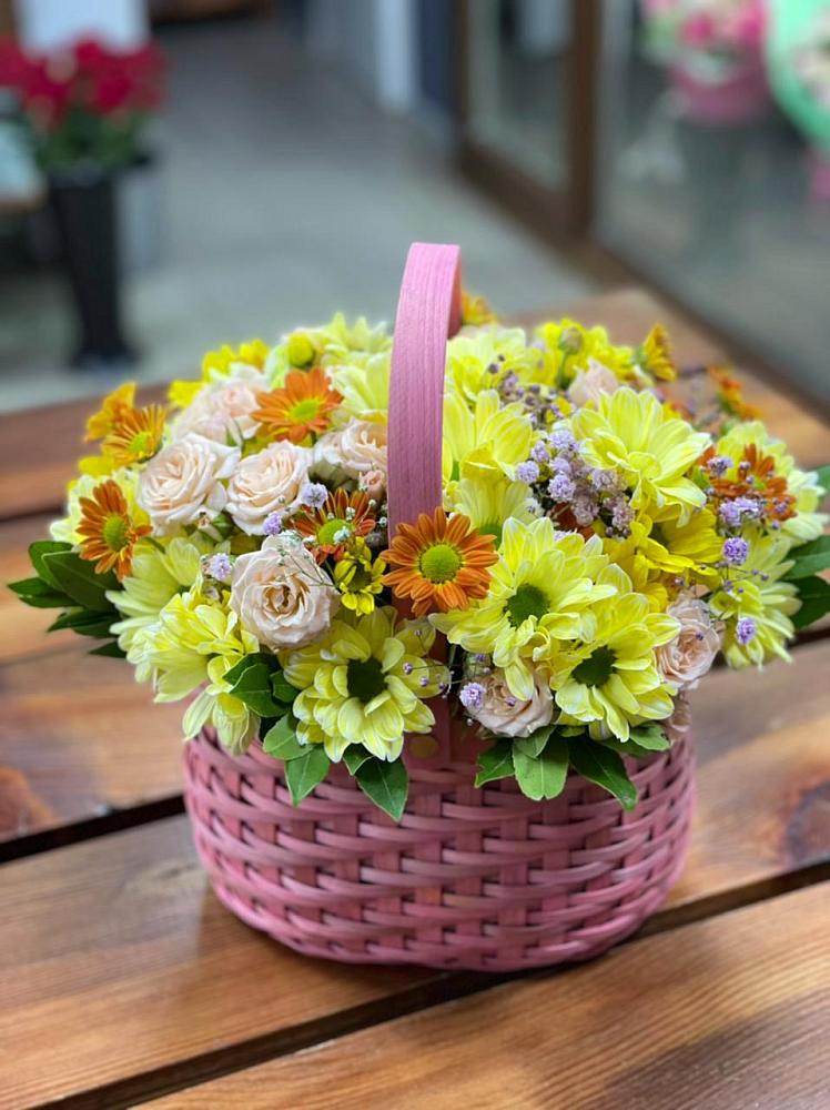 Цветочная композиция из Хризантемы и Розы в корзине в Беседино