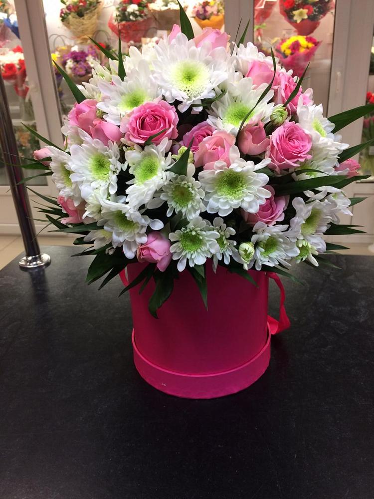 Цветочная композиция из Розы и Хризантемы в шляпной коробке в Беседино