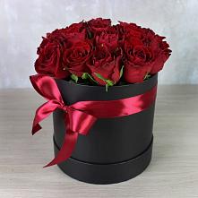 Цветочная композиция из Розы в шляпной коробке в Беседино