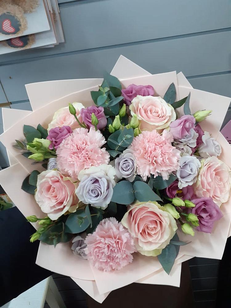 Букет цветов из: Розы, Гвоздики и Лизиантусы в Беседино