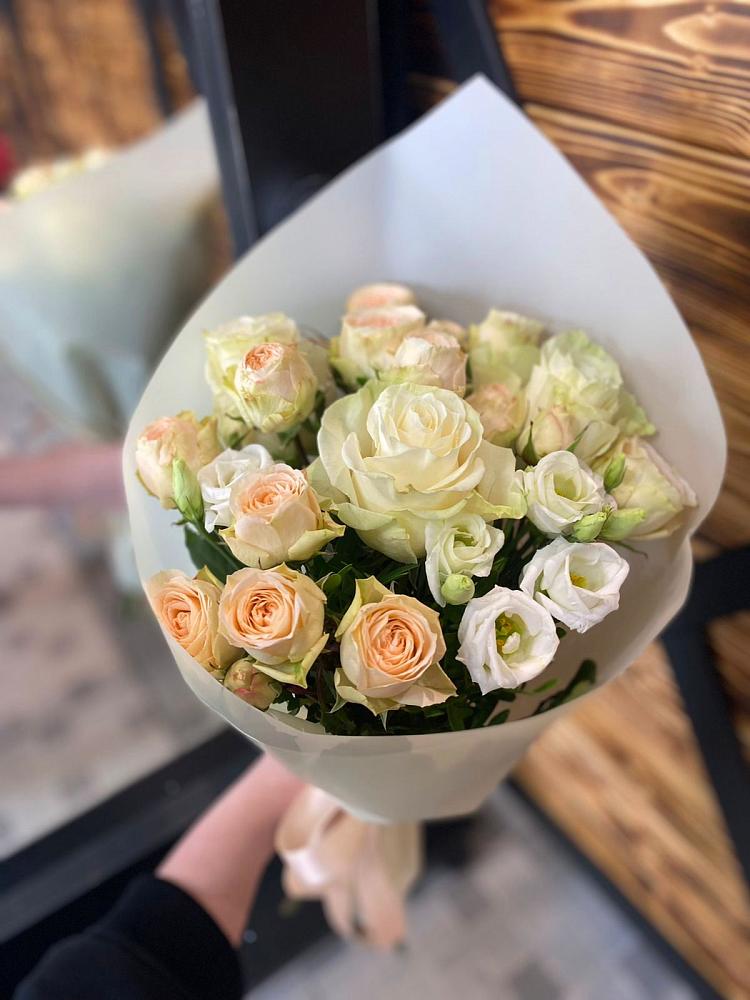 Букет цветов из: Розы и Лизиантусы в Беседино